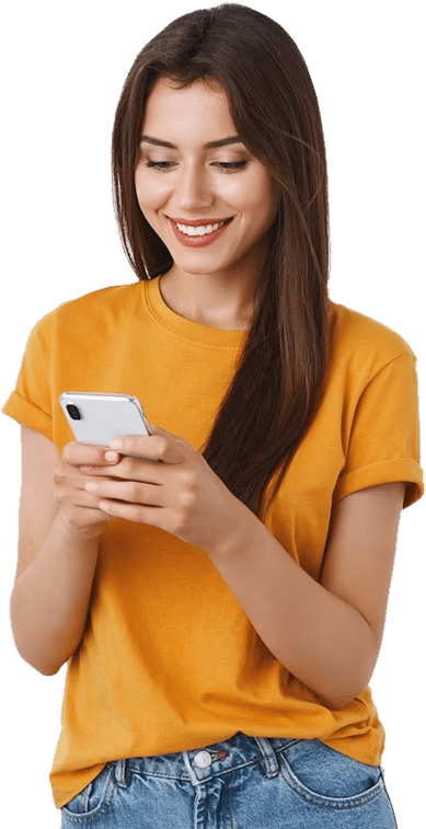 Mulher sorridente olhando o celular