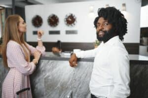 Homem e mulher sendo atendidos em recepção