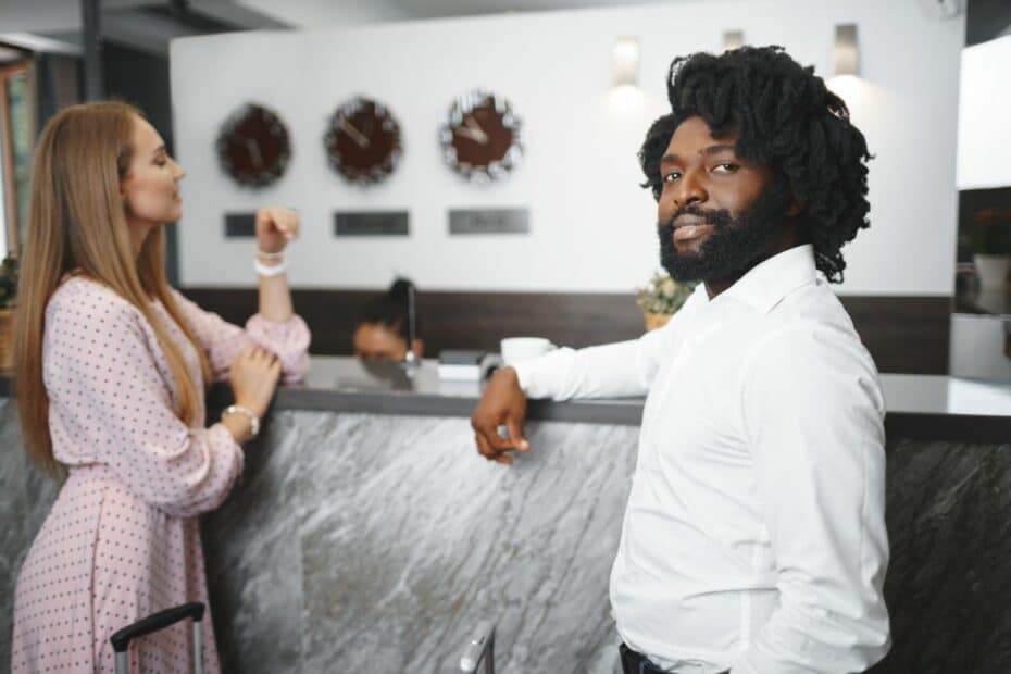 Homem e mulher sendo atendidos em recepção